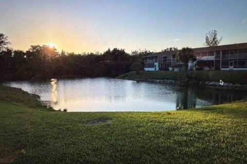 Condominio en West Palm Beach, Florida, 2 dormitorios  № 2084892
