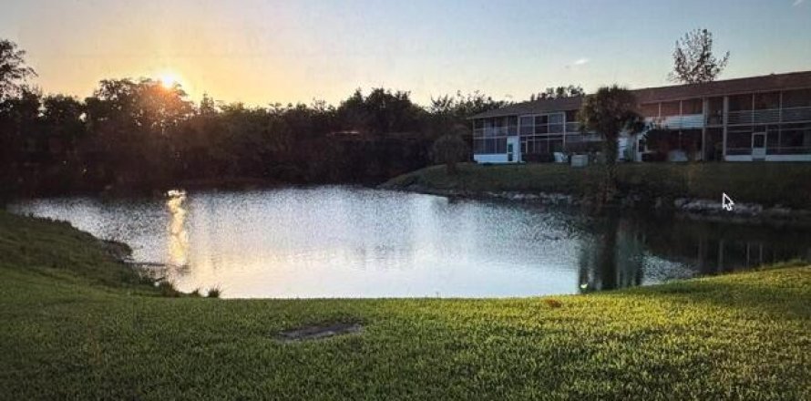 Condominio en West Palm Beach, Florida, 2 dormitorios  № 2084892