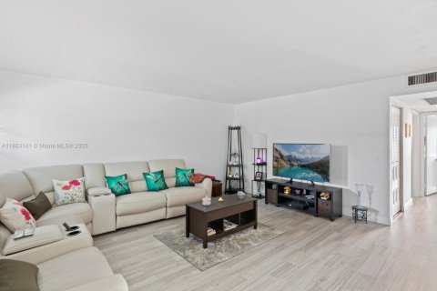 Copropriété à vendre à Pembroke Pines, Floride: 2 chambres, 96.99 m2 № 1890340 - photo 1
