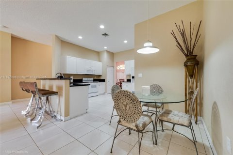 House in Miami, Florida 3 bedrooms, 197.88 sq.m. № 1923724 - photo 3