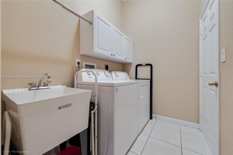 House in Miami, Florida 3 bedrooms, 197.88 sq.m. № 1923724 - photo 14