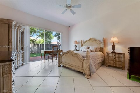 House in Miami, Florida 3 bedrooms, 197.88 sq.m. № 1923724 - photo 9