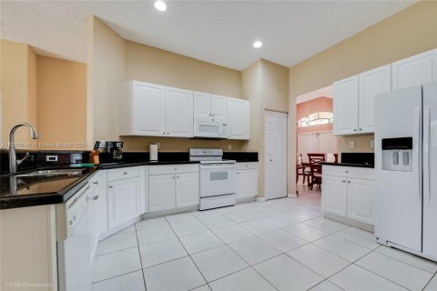 House in Miami, Florida 3 bedrooms, 197.88 sq.m. № 1923724 - photo 4