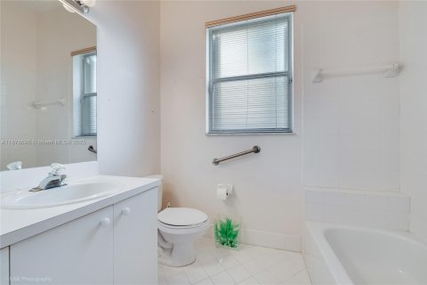 House in Miami, Florida 3 bedrooms, 197.88 sq.m. № 1923724 - photo 13