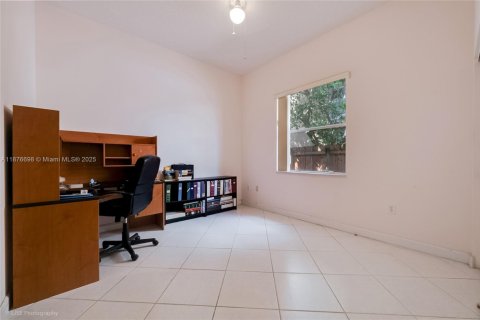 House in Miami, Florida 3 bedrooms, 197.88 sq.m. № 1923724 - photo 11