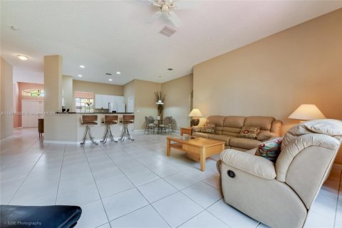 House in Miami, Florida 3 bedrooms, 197.88 sq.m. № 1923724 - photo 2