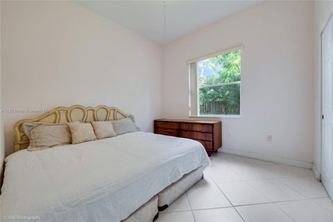House in Miami, Florida 3 bedrooms, 197.88 sq.m. № 1923724 - photo 12