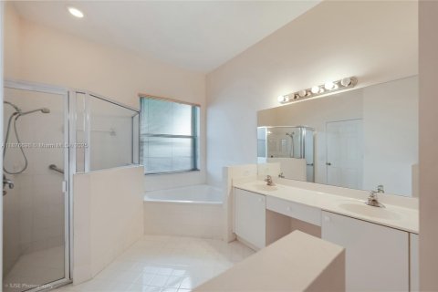House in Miami, Florida 3 bedrooms, 197.88 sq.m. № 1923724 - photo 10