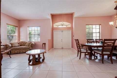 House in Miami, Florida 3 bedrooms, 197.88 sq.m. № 1923724 - photo 6