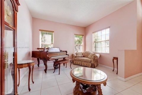 House in Miami, Florida 3 bedrooms, 197.88 sq.m. № 1923724 - photo 7