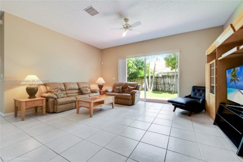 House in Miami, Florida 3 bedrooms, 197.88 sq.m. № 1923724 - photo 5
