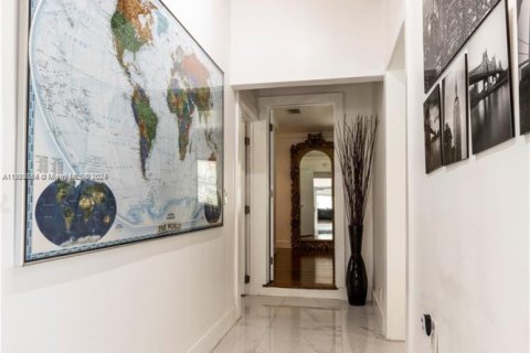 Villa ou maison à louer à Miami, Floride: 5 chambres, 199.74 m2 № 2018407 - photo 24