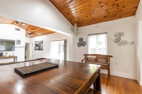 Villa ou maison à louer à Miami, Floride: 5 chambres, 199.74 m2 № 2018407 - photo 19