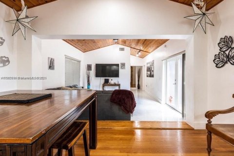 Villa ou maison à louer à Miami, Floride: 5 chambres, 199.74 m2 № 2018407 - photo 20