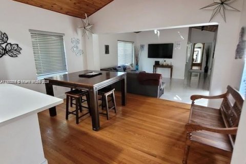 Villa ou maison à louer à Miami, Floride: 5 chambres, 199.74 m2 № 2018407 - photo 21