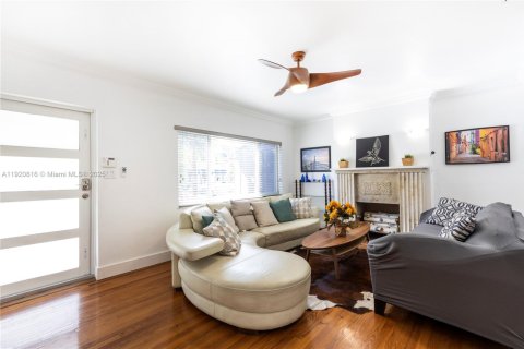 Villa ou maison à louer à Miami, Floride: 5 chambres, 199.74 m2 № 2018407 - photo 13