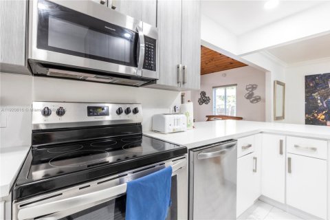 Villa ou maison à louer à Miami, Floride: 5 chambres, 199.74 m2 № 2018407 - photo 28