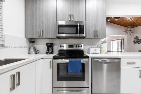 Villa ou maison à louer à Miami, Floride: 5 chambres, 199.74 m2 № 2018407 - photo 29