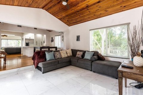 Villa ou maison à louer à Miami, Floride: 5 chambres, 199.74 m2 № 2018407 - photo 22