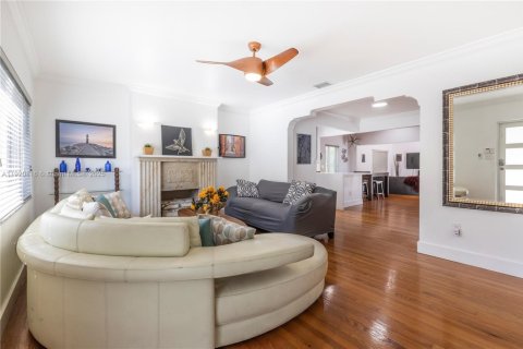 Villa ou maison à louer à Miami, Floride: 5 chambres, 199.74 m2 № 2018407 - photo 9