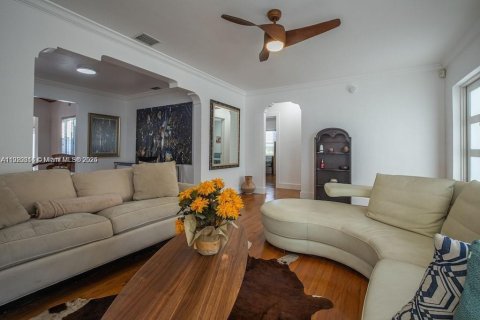 Villa ou maison à louer à Miami, Floride: 5 chambres, 199.74 m2 № 2018407 - photo 11