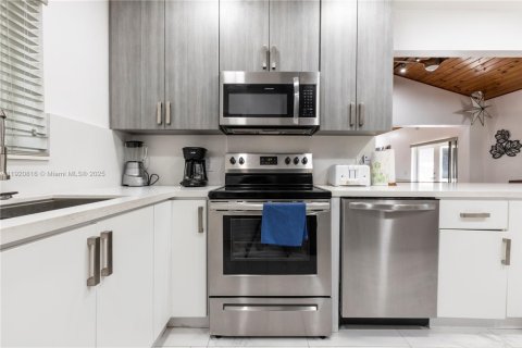 Villa ou maison à louer à Miami, Floride: 5 chambres, 199.74 m2 № 2018407 - photo 30