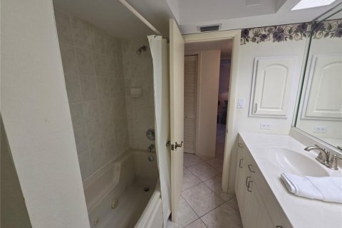 Condo in Longboat Key, Florida, 2 bedrooms  № 2212903 - photo 19