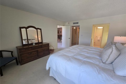 Condo in Longboat Key, Florida, 2 bedrooms  № 2212903 - photo 16