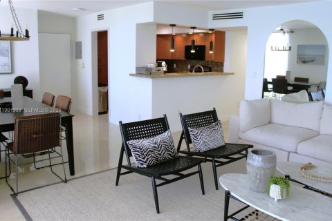 Condo in Hallandale Beach, Florida, 2 bedrooms  № 2052543 - photo 9