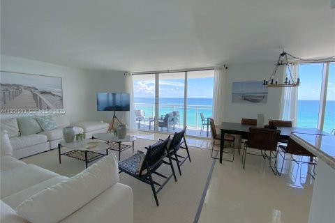 Condo in Hallandale Beach, Florida, 2 bedrooms  № 2052543 - photo 27