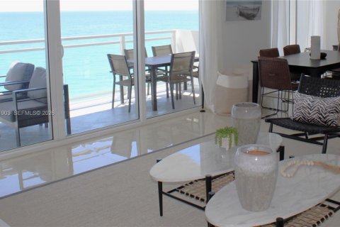 Condo in Hallandale Beach, Florida, 2 bedrooms  № 2052543 - photo 2