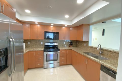 Condo in Hallandale Beach, Florida, 2 bedrooms  № 2052543 - photo 11