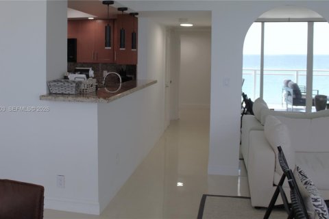 Condo in Hallandale Beach, Florida, 2 bedrooms  № 2052543 - photo 16