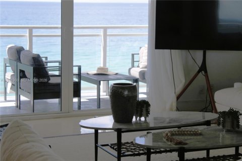 Condo in Hallandale Beach, Florida, 2 bedrooms  № 2052543 - photo 28