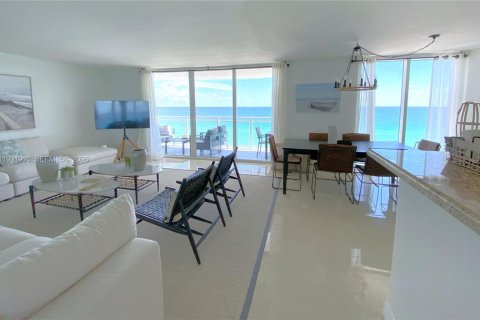 Condo in Hallandale Beach, Florida, 2 bedrooms  № 2052543