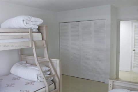 Condo in Hallandale Beach, Florida, 2 bedrooms  № 2052543 - photo 21