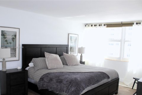 Condo in Hallandale Beach, Florida, 2 bedrooms  № 2052543 - photo 24