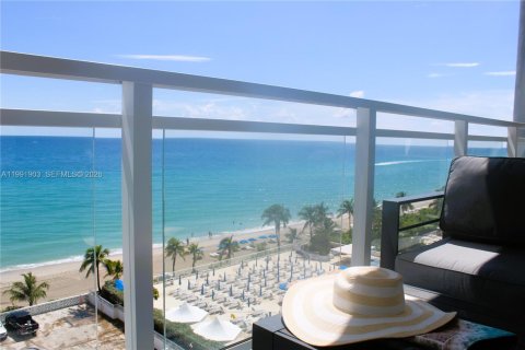 Condo in Hallandale Beach, Florida, 2 bedrooms  № 2052543 - photo 7