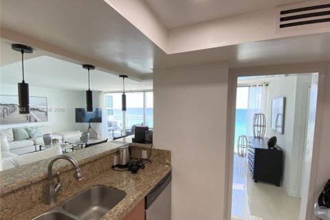 Condo in Hallandale Beach, Florida, 2 bedrooms  № 2052543 - photo 14