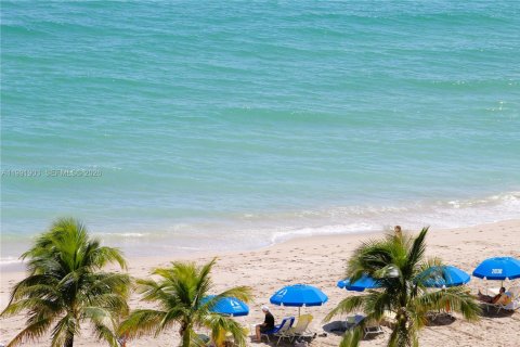 Condo in Hallandale Beach, Florida, 2 bedrooms  № 2052543 - photo 30