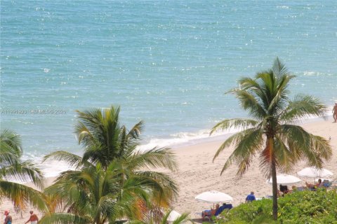 Condo in Hallandale Beach, Florida, 2 bedrooms  № 2052543 - photo 29