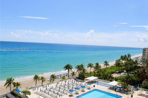 Condo in Hallandale Beach, Florida, 2 bedrooms  № 2052543 - photo 8