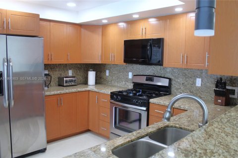 Condo in Hallandale Beach, Florida, 2 bedrooms  № 2052543 - photo 12