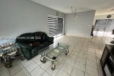 Villa ou maison à vendre à Miami, Floride: 3 chambres, 116.03 m2 № 1929625 - photo 4