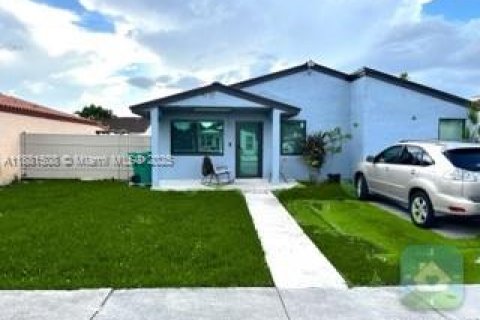 Villa ou maison à vendre à Miami, Floride: 3 chambres, 116.03 m2 № 1929625 - photo 2