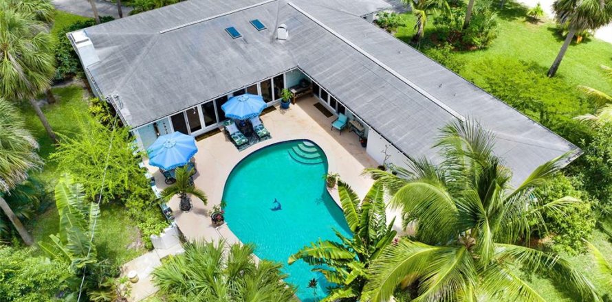 House in Melbourne, Florida 3 bedrooms, 228.63 sq.m. № 1742754