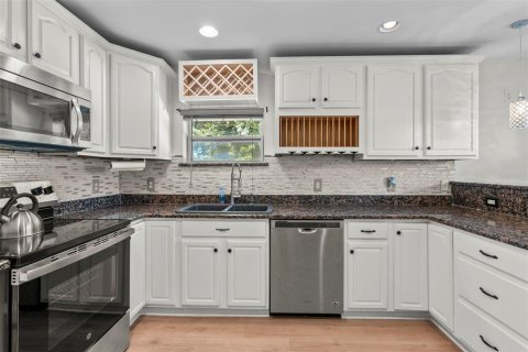 House in Tampa, Florida 4 bedrooms, 188.22 sq.m. № 1876349 - photo 11