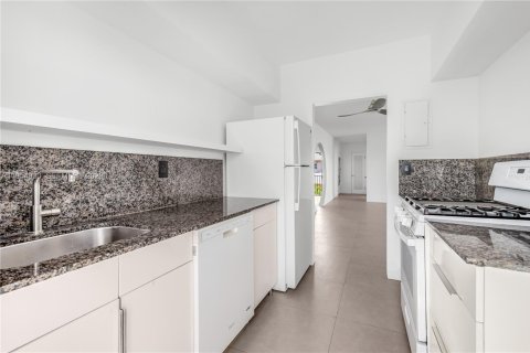 Copropriété à louer à North Bay Village, Floride: 2 chambres, 105.54 m2 № 2023405 - photo 9