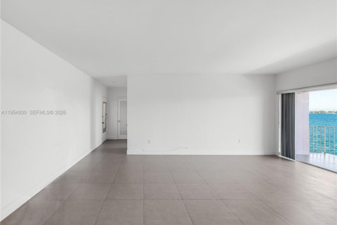 Copropriété à louer à North Bay Village, Floride: 2 chambres, 105.54 m2 № 2023405 - photo 4