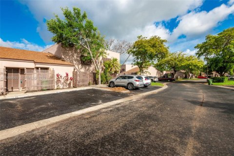 House in Pembroke Pines, Florida 3 bedrooms, 101.73 sq.m. № 2050386 - photo 2